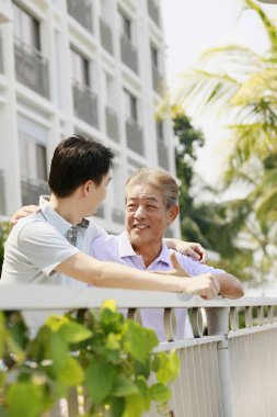 Baba ve oğul birlikte vakit geçiriyorlar.