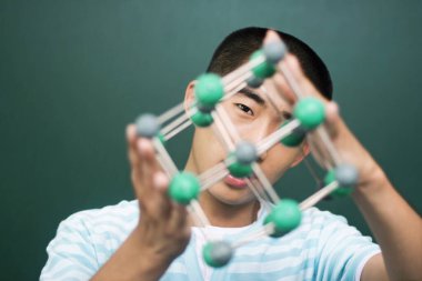 Moleküler yapısı olan genç bir adam.