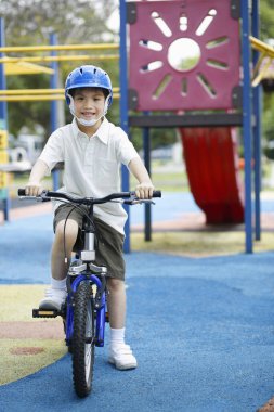 Bisiklete binen Asyalı çocuk