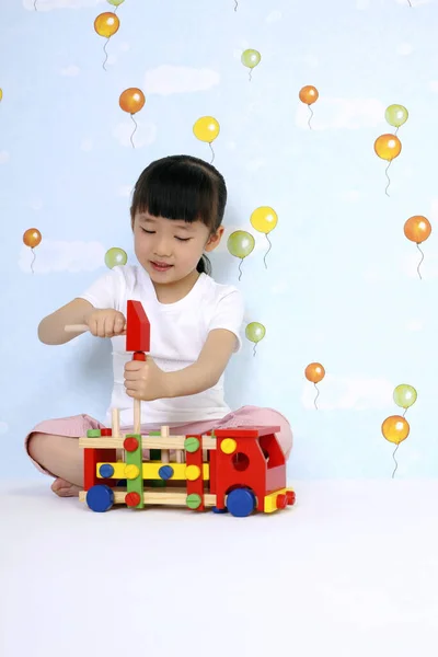 Mädchen Spielt Holzspielzeug Lkw — Stockfoto