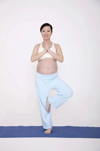 Gravid Kvinna Som Utövar Yoga — Stockfoto
