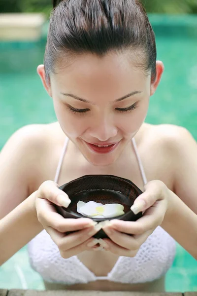 Mujer Sosteniendo Una Taza Agua Madera Con Flor —  Fotos de Stock