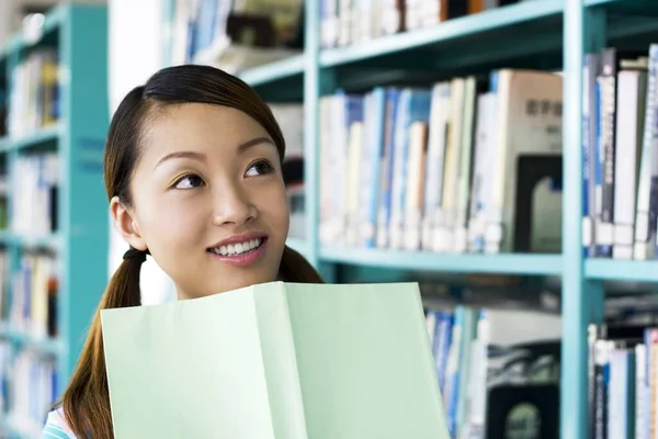 Mujer Joven Leyendo Libro Biblioteca — Foto de Stock