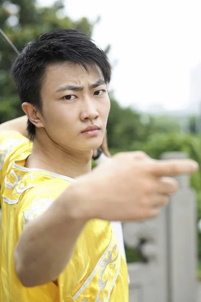 Joven Asiático Hombre Practicando Artes Marciales — Foto de Stock