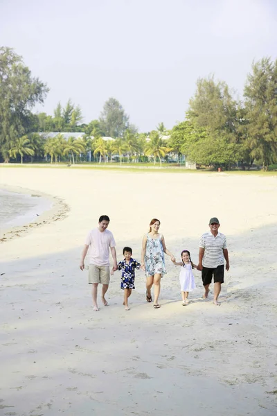 Happy Family Walking Hand Hand Beach — Stock Photo, Image