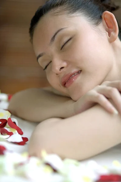 Mulher Descansando Perto Pétalas Flores — Fotografia de Stock