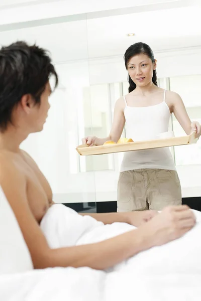 Vrouw Serveert Haar Vriendje Ontbijt Bed — Stockfoto