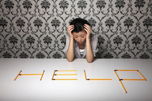 Vrouw Met Hoofd Handen Zoek Naar Help Woord Gerangschikt Uit — Stockfoto