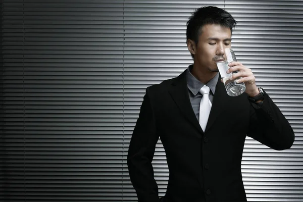 Zakenman Drinkt Een Glas Water — Stockfoto