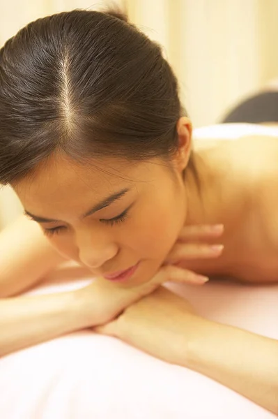 Mujer Disfrutando Tratamiento Spa —  Fotos de Stock