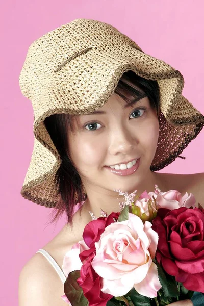 Femme Avec Chapeau Tenant Des Fleurs — Photo