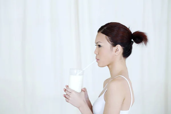 Femme Buvant Verre Lait Avec Paille — Photo