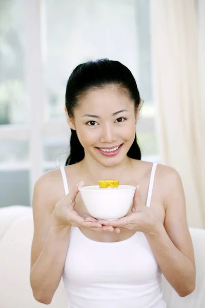 Mujer Sosteniendo Tazón Arroz Con Calamares Fritos — Foto de Stock