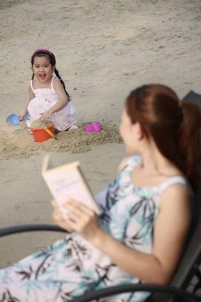 Mujer Sentada Libro Lectura Sillas Playa Niña Jugando Con Arena — Foto de Stock