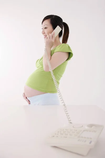 Pregnant Woman Talking Phone — Stock Photo, Image