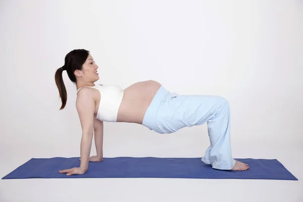 Zwangere Vrouw Beoefent Yoga — Stockfoto