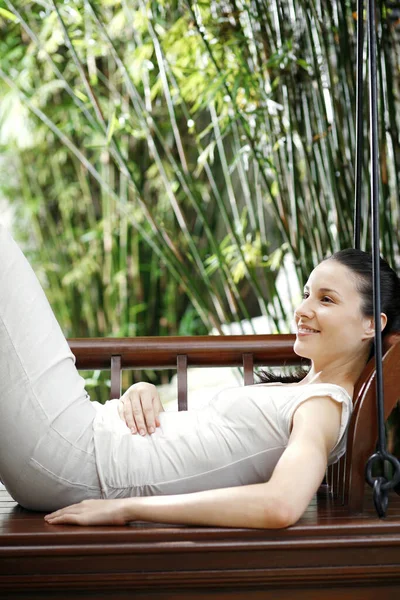 Mujer Descansando Columpio —  Fotos de Stock