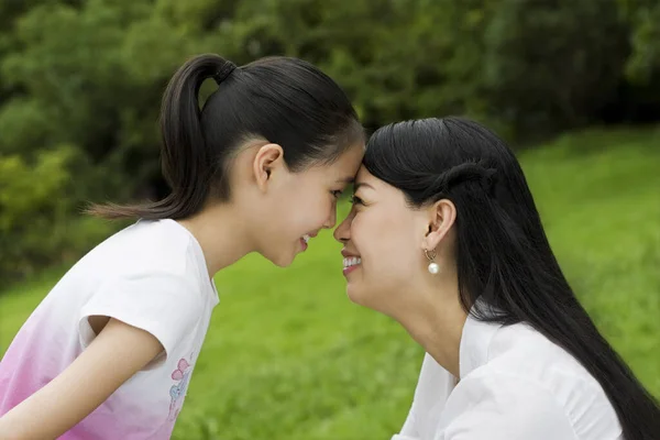 Mother Daughter Looking Each Other — Stock Photo, Image