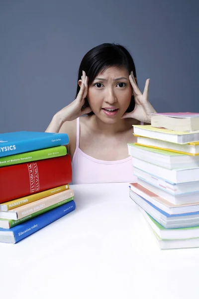 Siswa Perempuan Dengan Buku Buku Menumpuk Atas Meja — Stok Foto