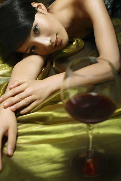 Γυναίκα Ξαπλωμένη Στο Χέρι Της Κοιτάζοντας Ποτήρι Κρασιού — Φωτογραφία Αρχείου