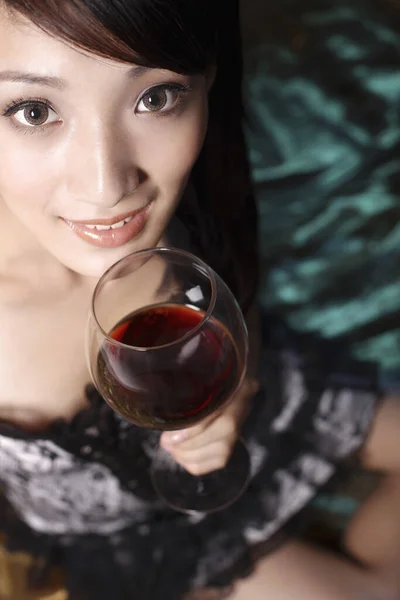 Donna Che Tiene Bicchiere Vino — Foto Stock