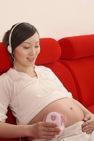 Schwangere Hört Musik — Stockfoto