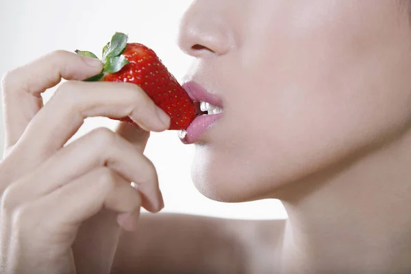 Κοντινό Πλάνο Της Γυναίκας Που Τρώει Φράουλα — Φωτογραφία Αρχείου