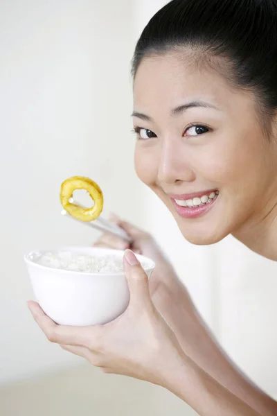 Γυναίκα Τρώει Ρύζι Τηγανητό Καλαμάρι — Φωτογραφία Αρχείου