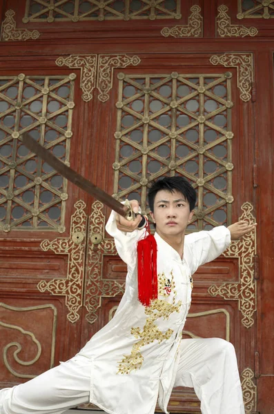 Man Practising Martial Arts Sword — Stock Photo, Image