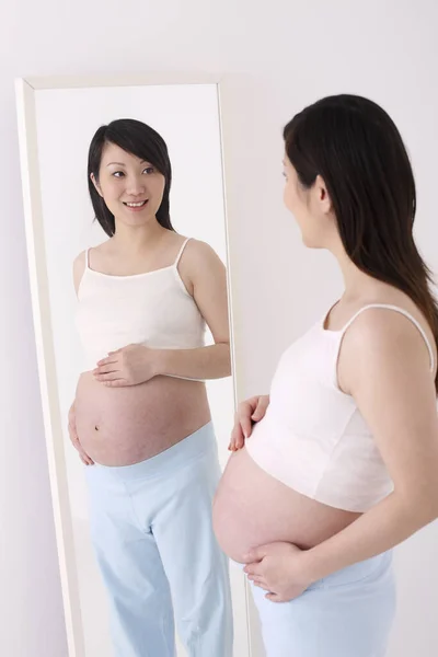 Schwangere Blickt Auf Ihr Spiegelbild Spiegel — Stockfoto