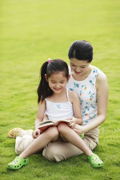 Livre Lecture Mère Fille Dans Parc — Photo