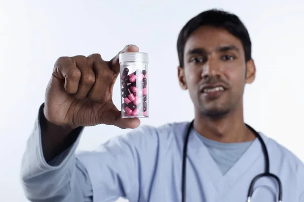 Dottore Che Mostra Una Bottiglia Pillole — Foto Stock