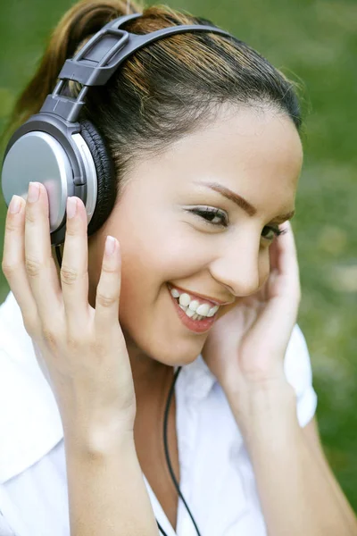 Kvinna Lyssnar Musik Hörlurarna — Stockfoto