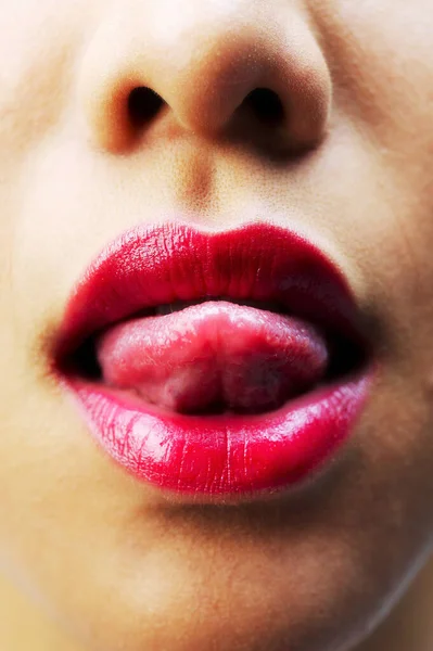 クローズアップ画像の女性とともに赤い口紅アウト彼女の舌 — ストック写真