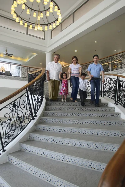 Jedna Šťastná Rodina Kráčí Dolů Hotelové Haly — Stock fotografie