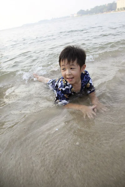 Chlapec Hraje Vodou Pláži — Stock fotografie