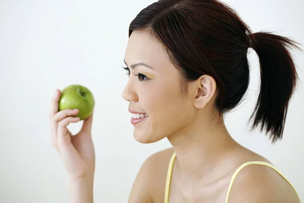 Frau Mit Grünem Apfel — Stockfoto