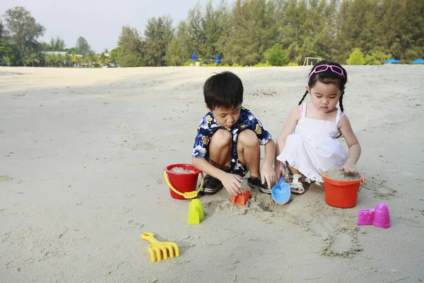 Menino Menina Brincando Com Areia Praia — Fotografia de Stock