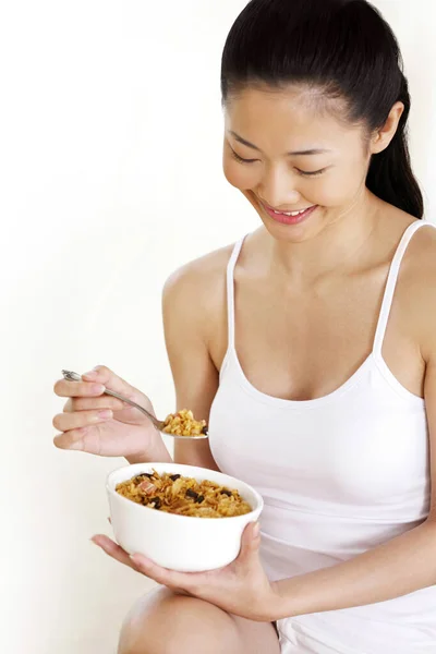 Mulher Desfrutando Seu Pequeno Almoço Cereais — Fotografia de Stock