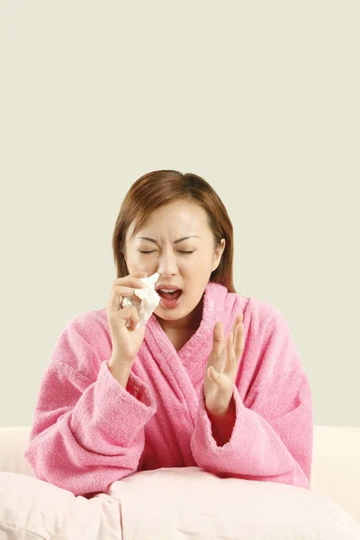 Mujer Sosteniendo Papel Seda Punto Estornudar — Foto de Stock