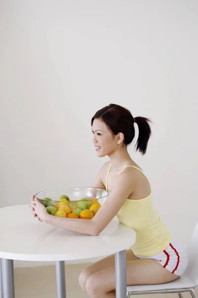 Mulher Com Uma Tigela Frutas — Fotografia de Stock