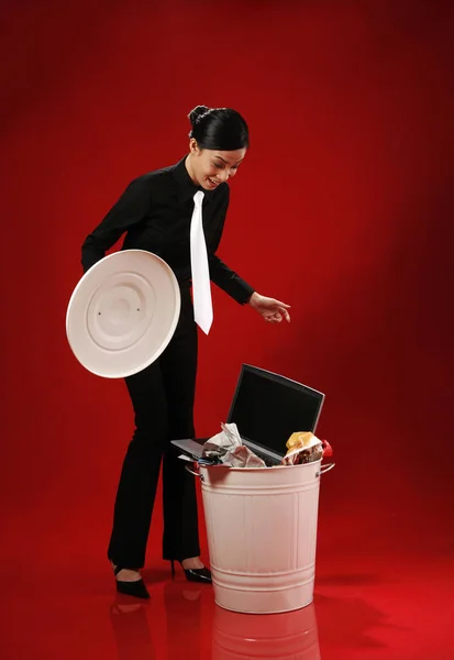 Mujer Negocios Mirando Portátil Cubo Basura — Foto de Stock