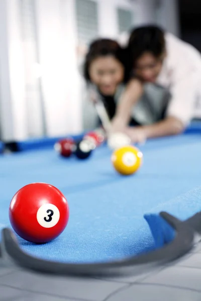 Mann Und Frau Spielen Pool — Stockfoto