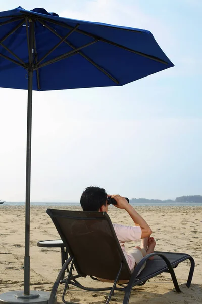 Homme Assis Sur Une Chaise Plage Regardant Travers Des Jumelles — Photo