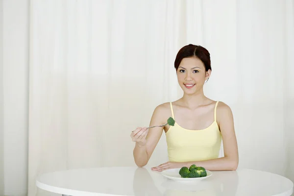 Mujer Joven Comiendo Brócoli —  Fotos de Stock