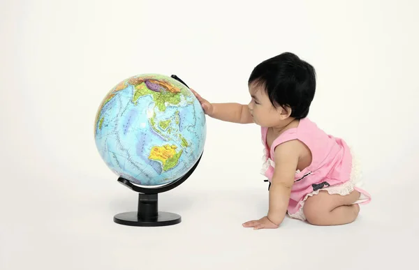 Baby Girl Dotykając Globu — Zdjęcie stockowe