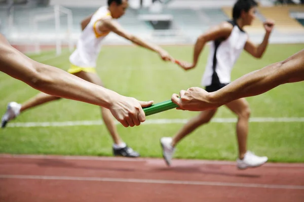 Hombre Pasando Bastón Compañero Equipo Evento Relevo — Foto de Stock