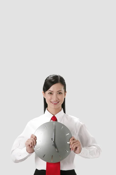 Lächelnde Geschäftsfrau Mit Uhr — Stockfoto