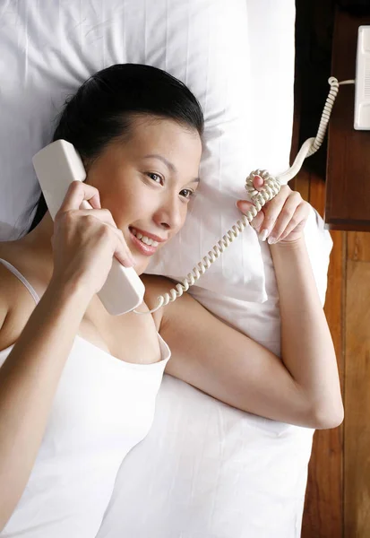 Mulher Deitada Cama Falando Telefone — Fotografia de Stock