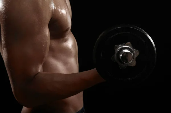 Muscular Hombre Levantando Mancuerna — Foto de Stock